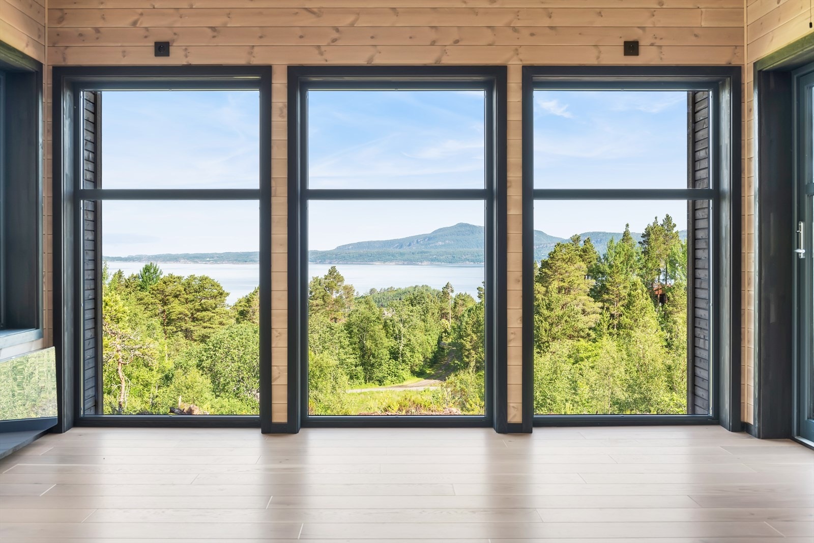 Utsikt som trekker sjøen inn i stuen! Galleribilde