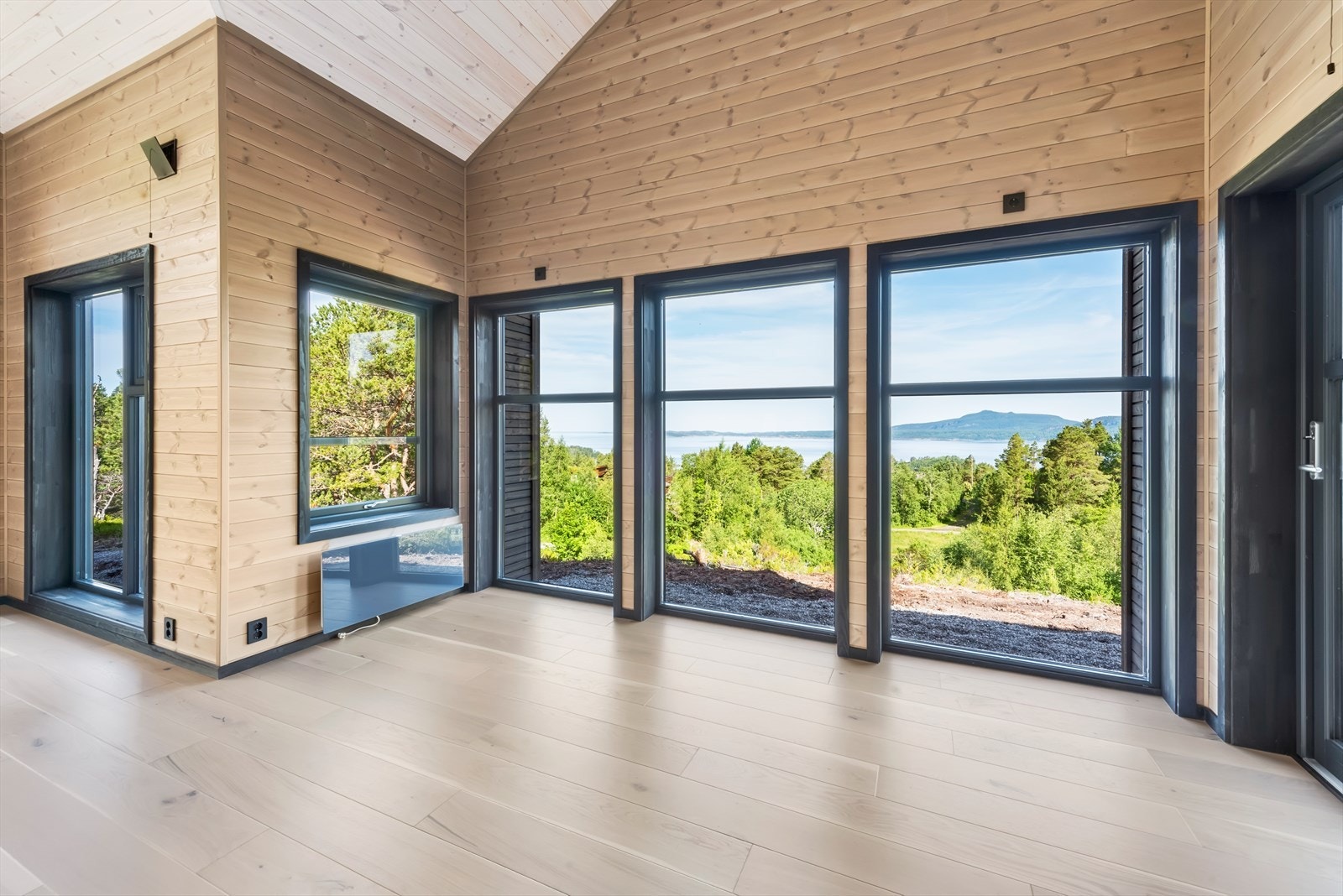 Her har man flott utsikt mot Talgsjøen, Langøya og Tustna Galleribilde