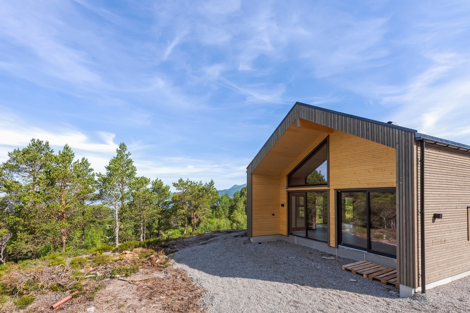 Fasade mot vest. Her er det nå bygd terrasse som er ferdigstilt Galleribilde