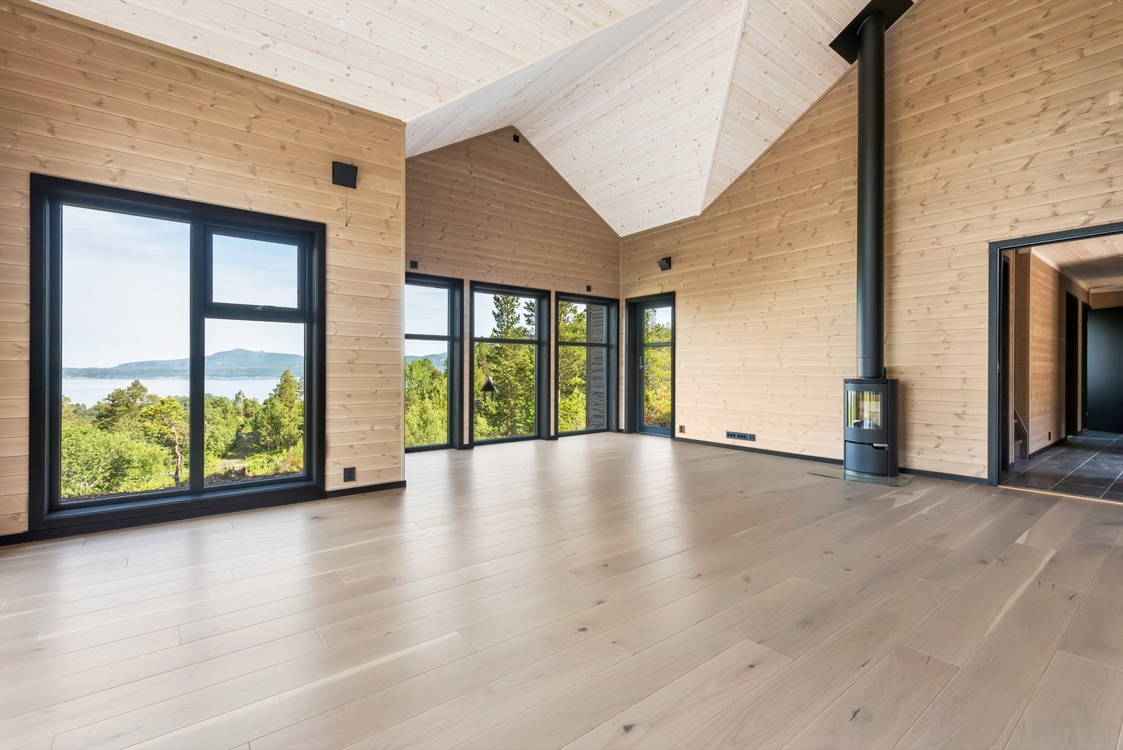 Stue og kjøkkenet ligger i en åpen og sosial løsning Galleribilde