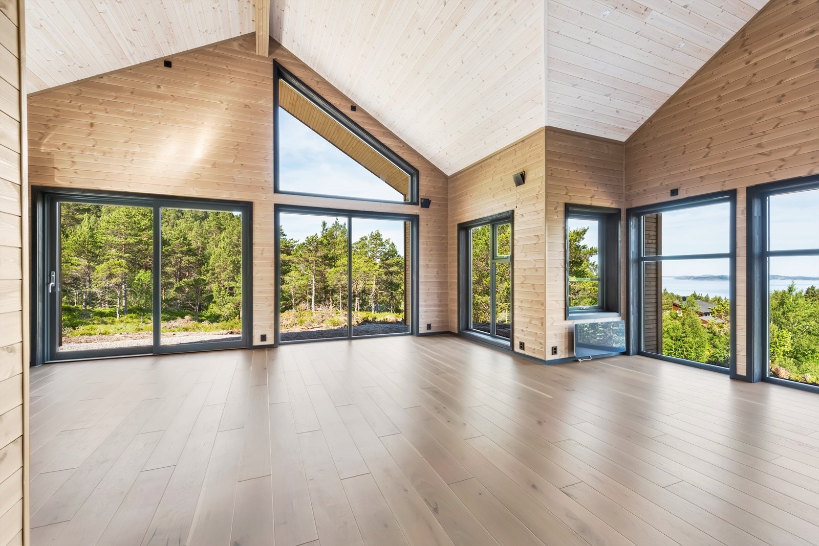 Legg merke til den flotte takhøyden som sammen med de store vinduene bidrar til en helt unik romfølelse Galleribilde