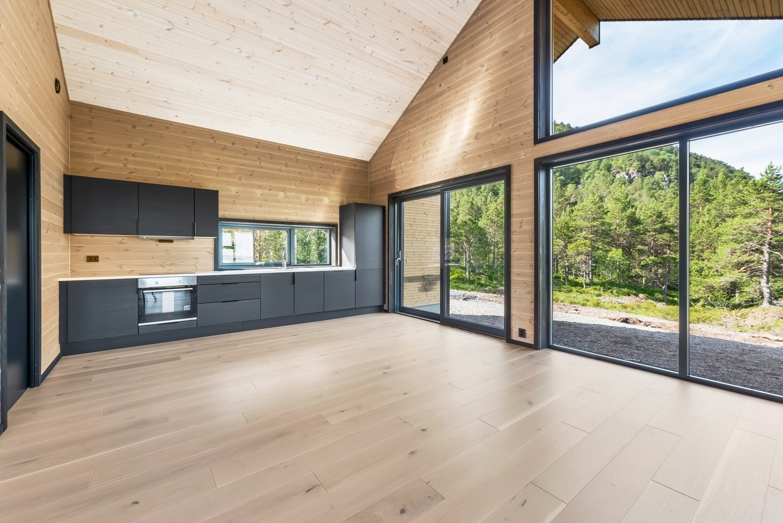 Stilig sort kvalitetskjøkken fra danske Aubo med integrerte hvitevarer og Røroshetta avtrekksvifte Galleribilde