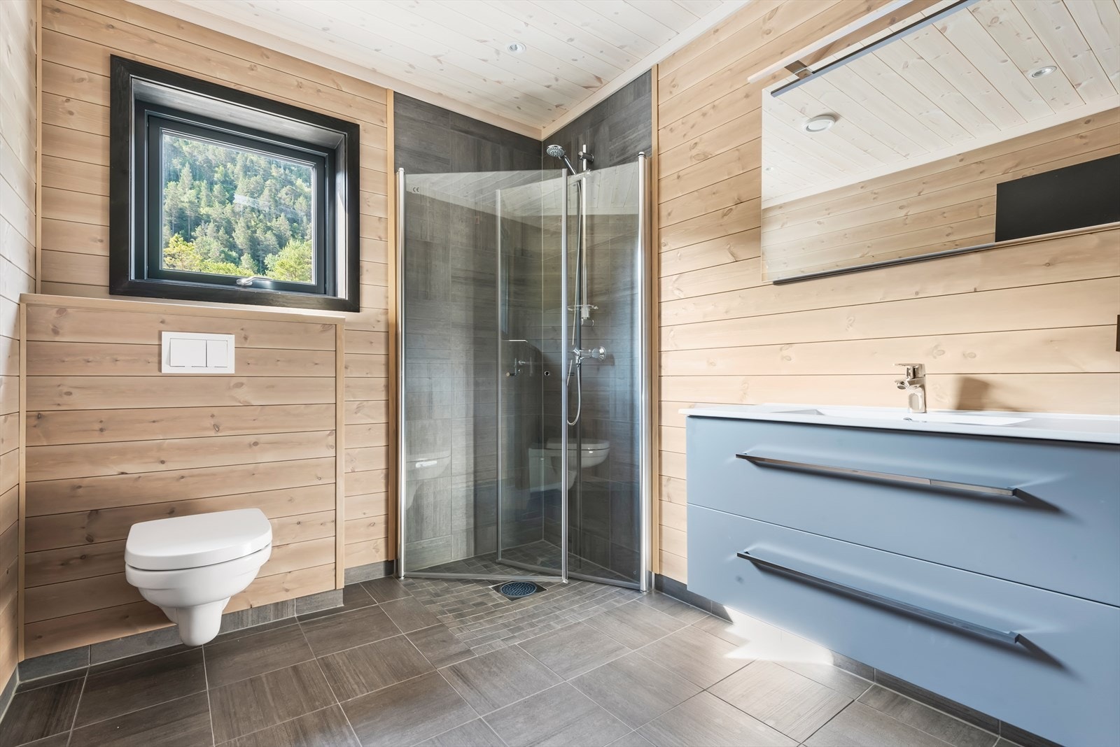 Bad med dusjnisje, vegghengt toalett og flott innredning med servant. Varmekabler i gulv Galleribilde