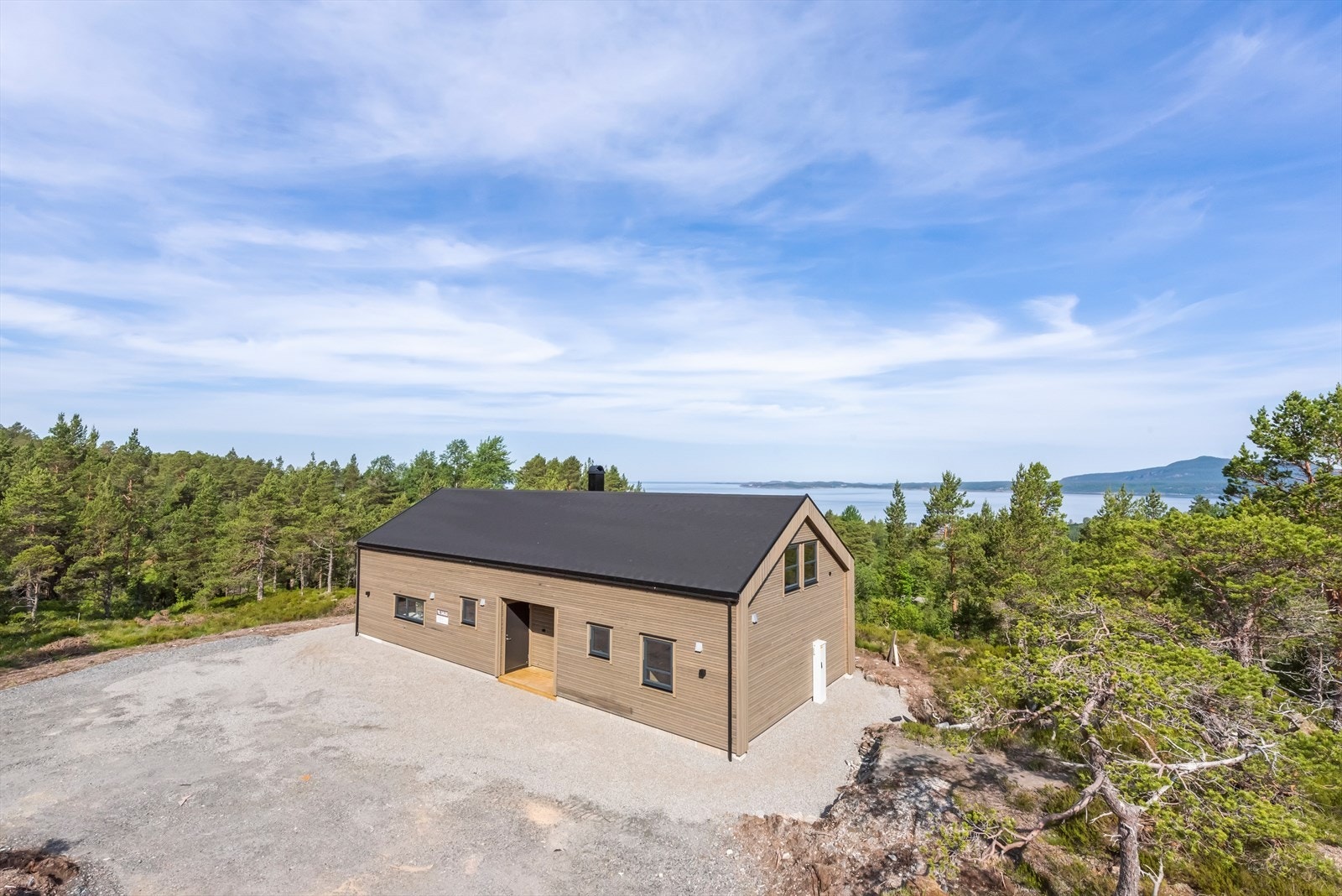 Eiendommen ligger høyt i terrenget og er omkranset av friområde på alle kanter slik at eiendommen oppleves som usjenert Galleribilde