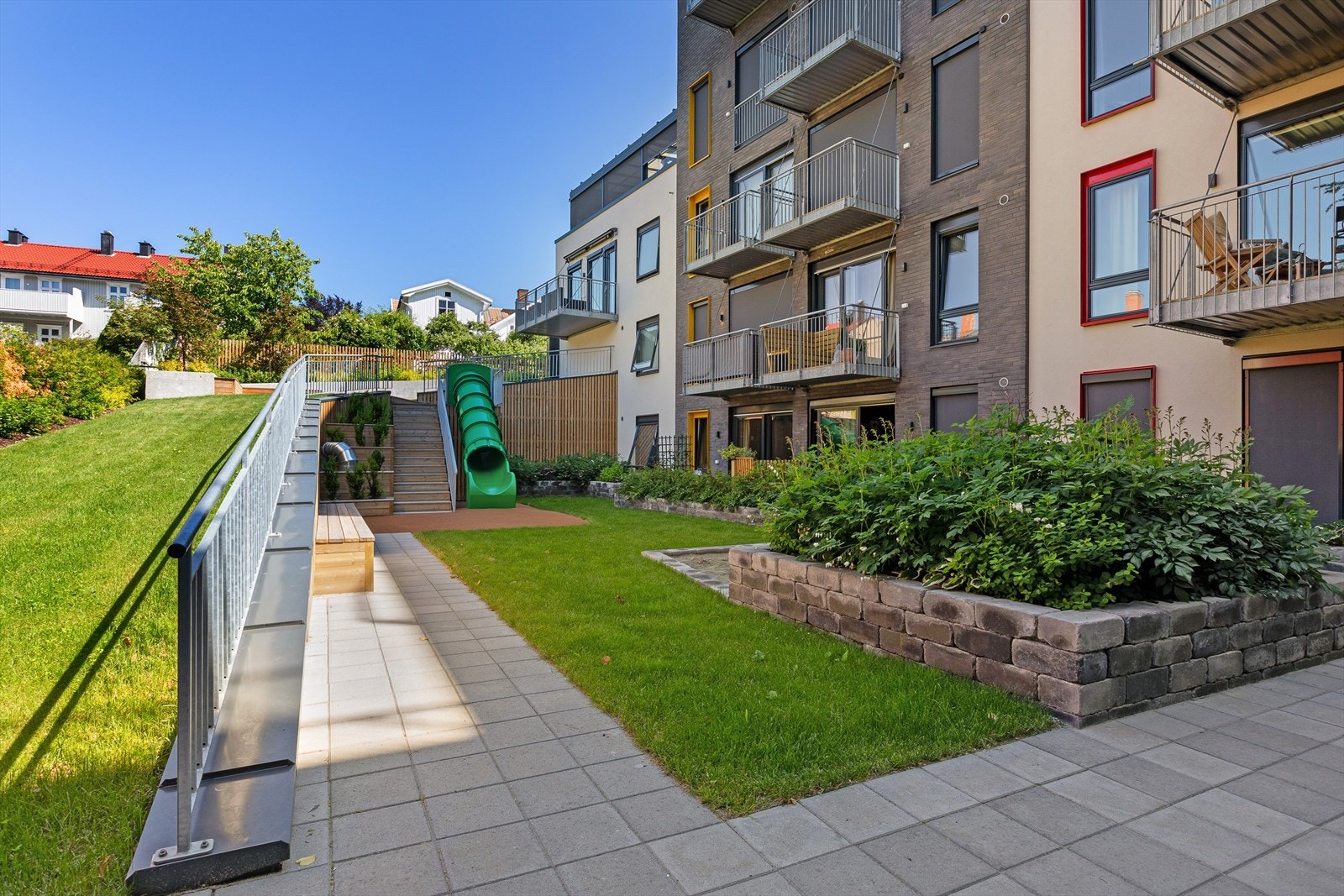 Felles uteområde er pent opparbeidet med passasjer og blomsterbed Galleribilde