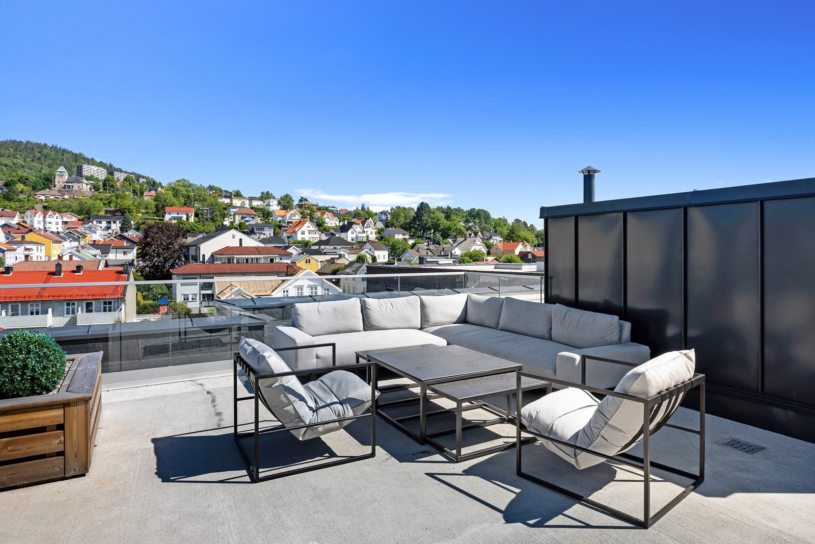 Her kan man nyte dager og kvelder i godt selskap. Flott takterrasse med fantastiske utsiktsforhold. Galleribilde