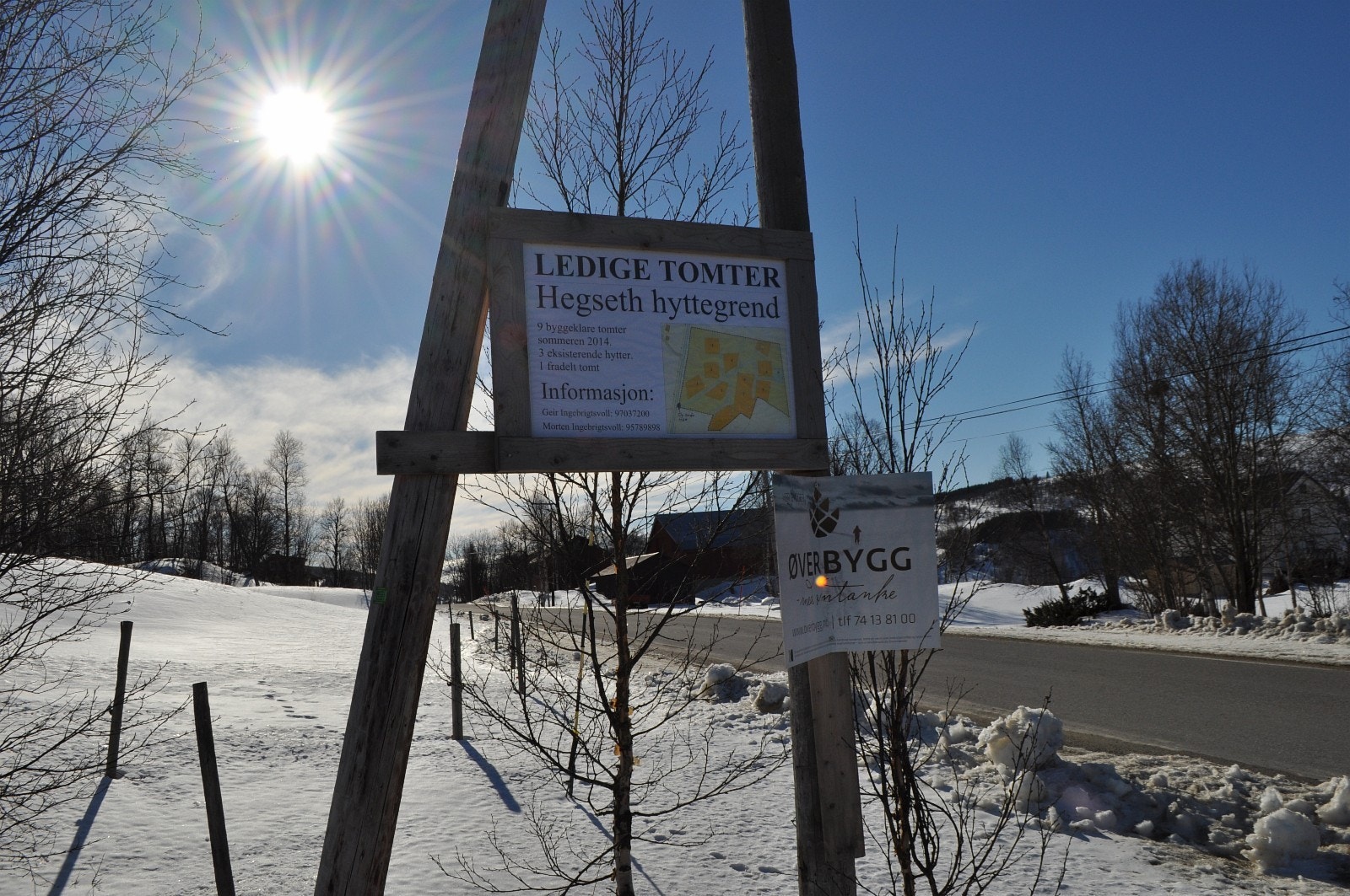 Avkjørselen mot hyttefeltet er skiltet på venstre hånd ved ankomst Galleribilde