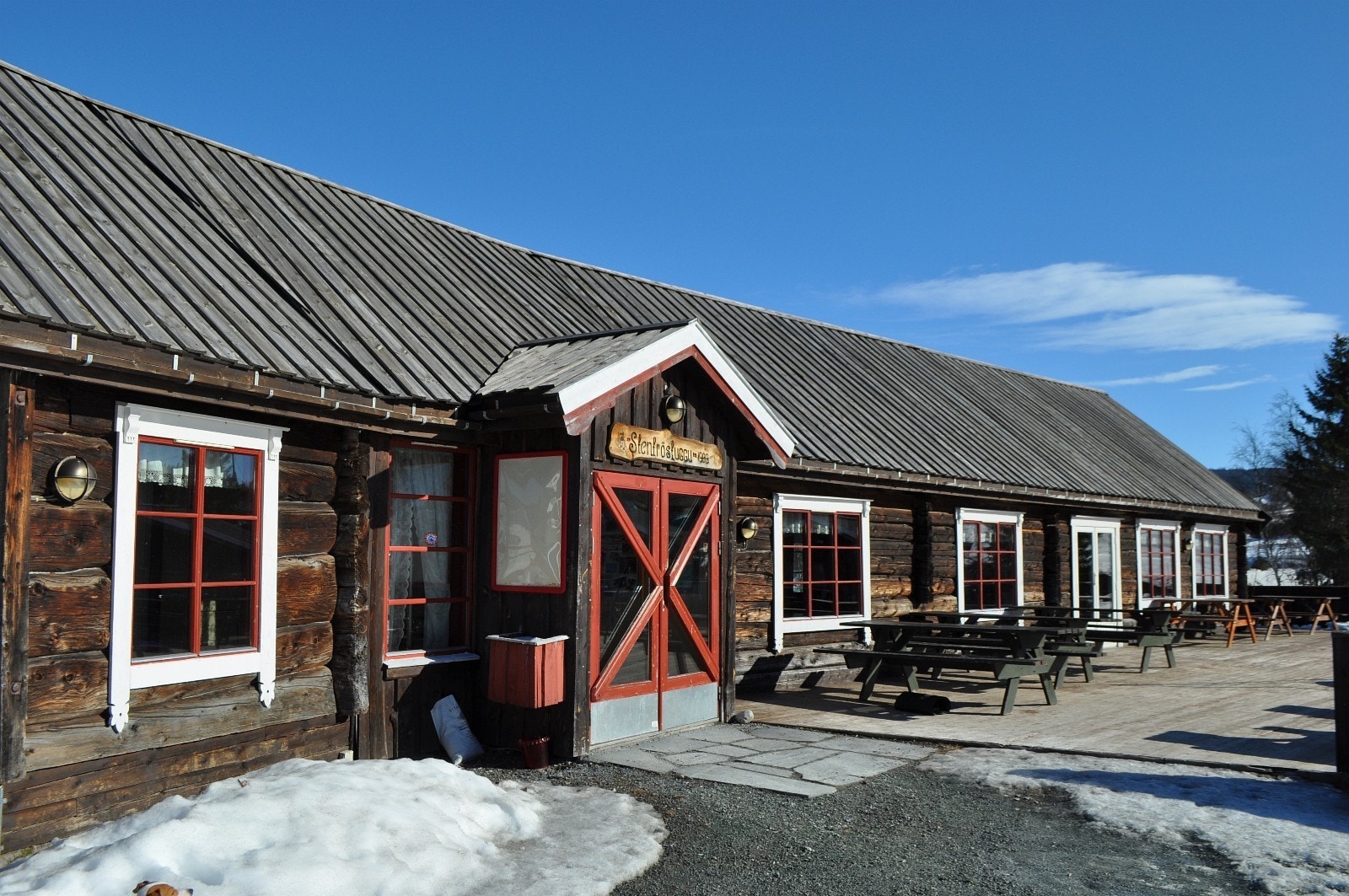Stentrøstuggu i enden av bakkene er skisenterets egen varmestue hvor det serveres både vått, tørt, kaldt og varmt Galleribilde