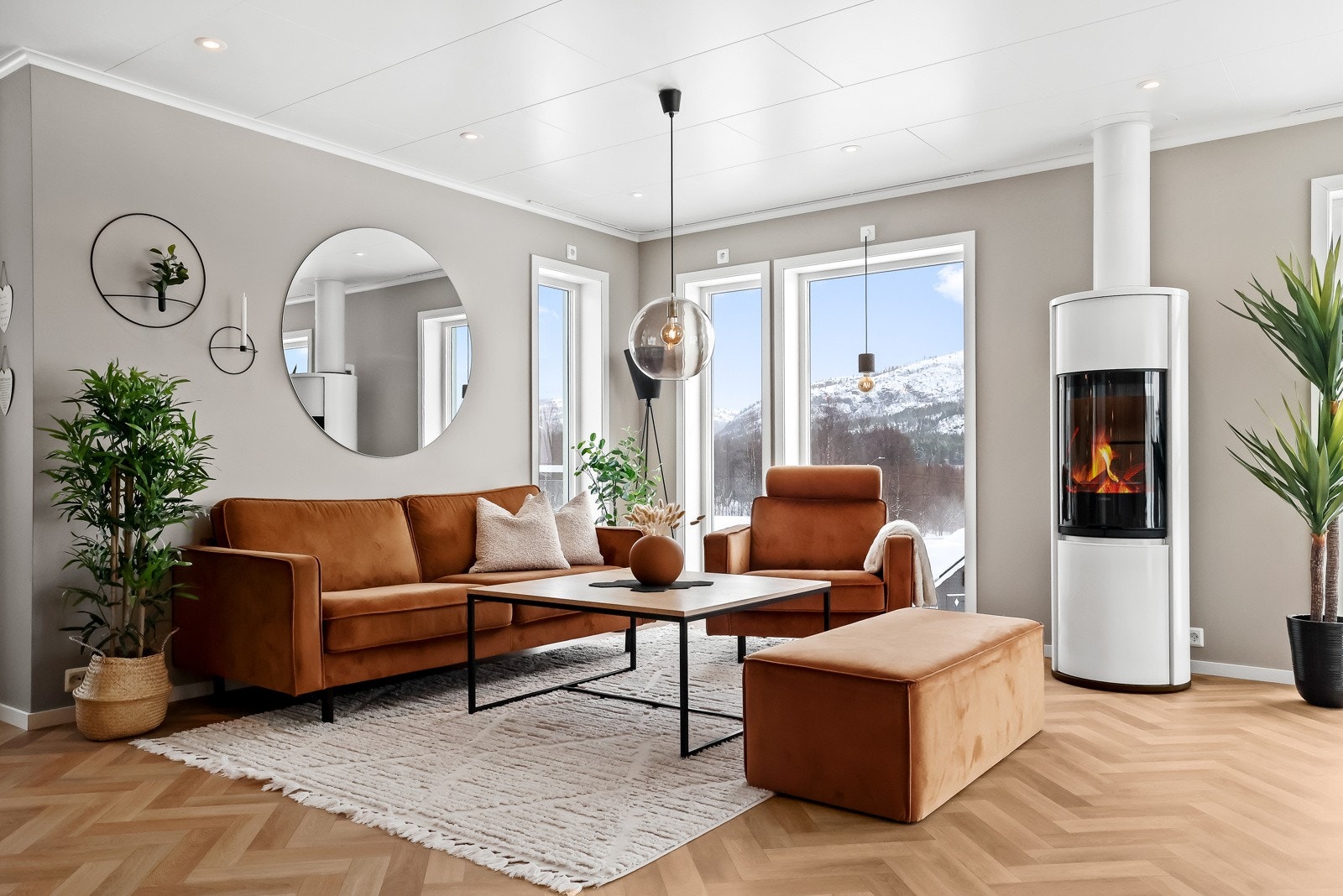 En koselig sittegruppe med en peisovn tilstede for varme og hygge på kalde vintersdager Galleribilde