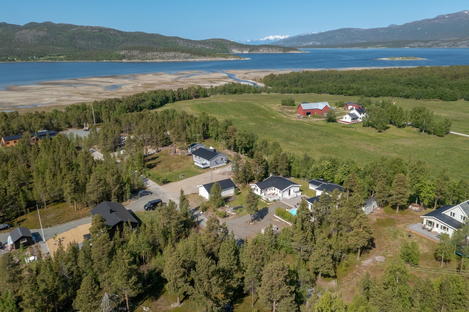 Området byr på gode muligheter for jakt, fiske, båtliv, scooterkjøring og toppturer Galleribilde