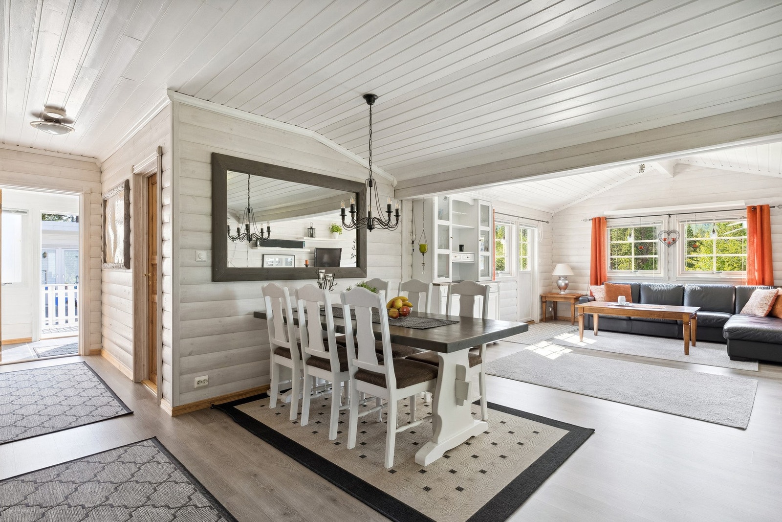 Entré fører inn til stue Galleribilde