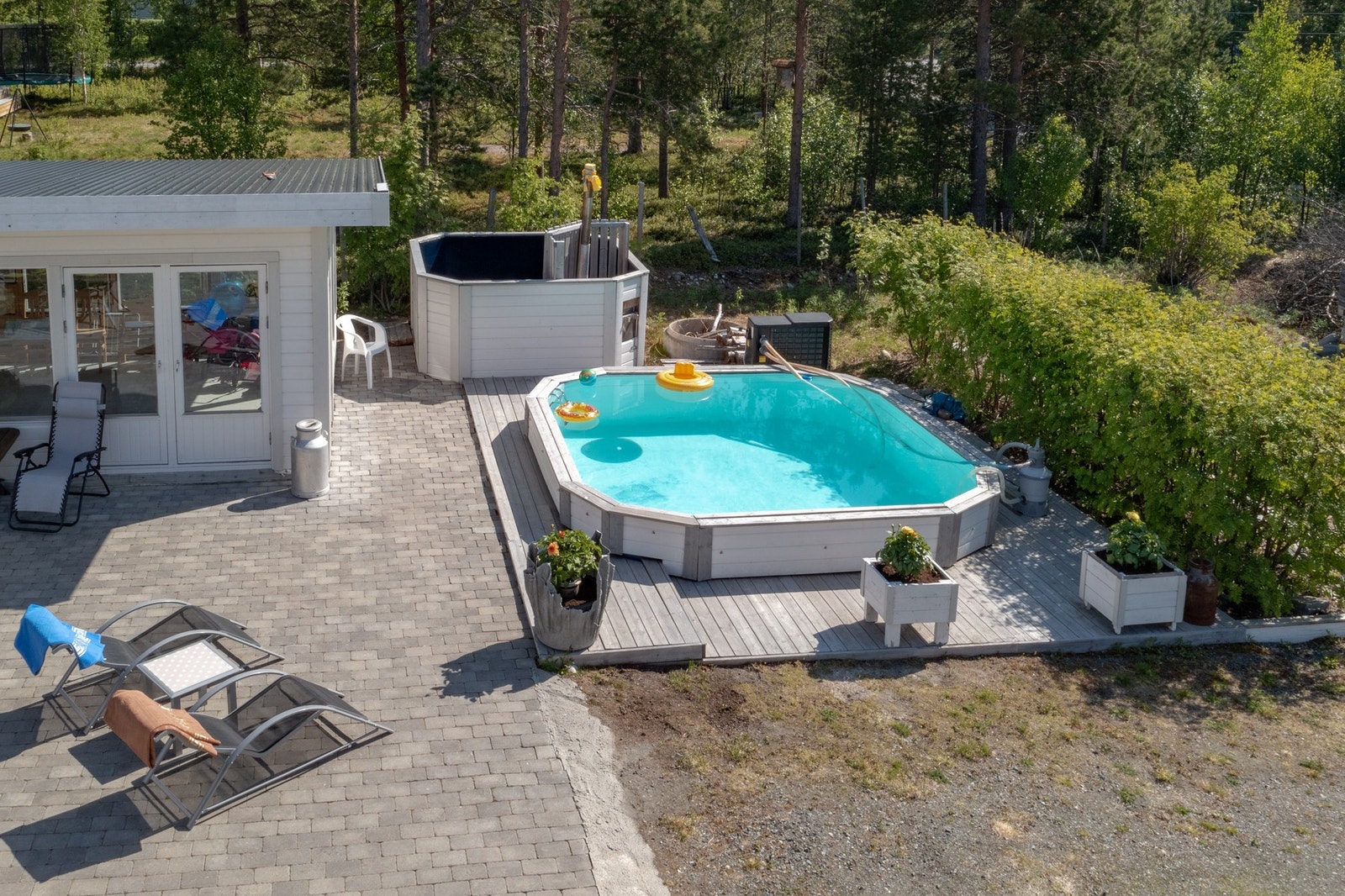 På eiendommen er her også badestamp og basseng Galleribilde