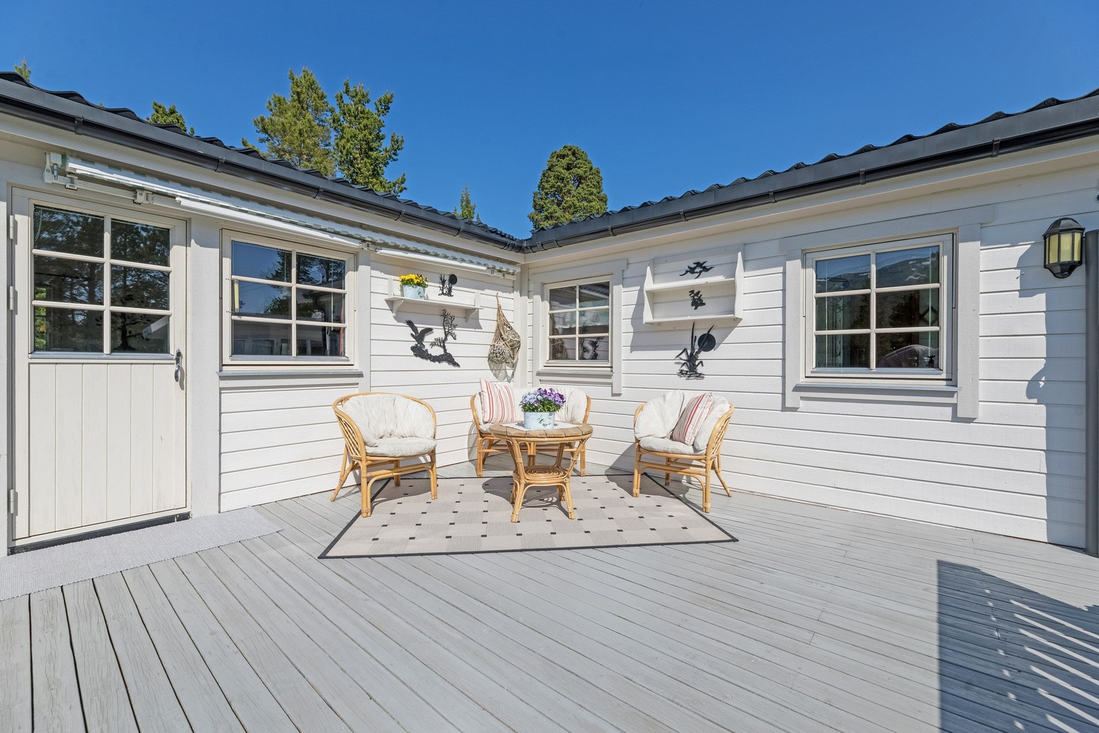 Terrasse med plass til utemøbler Galleribilde