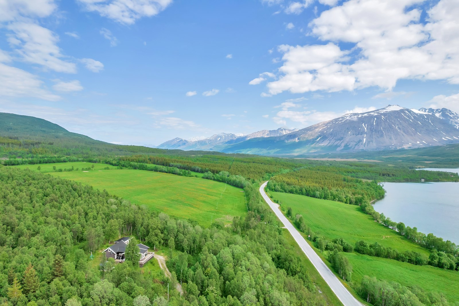 Ullsfjordveien og Jægervatnet - god avstand til vegen