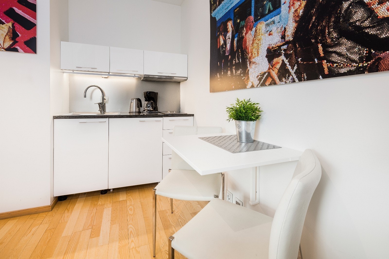 Kjøkken benk med kjøleskap og koketopp Galleribilde