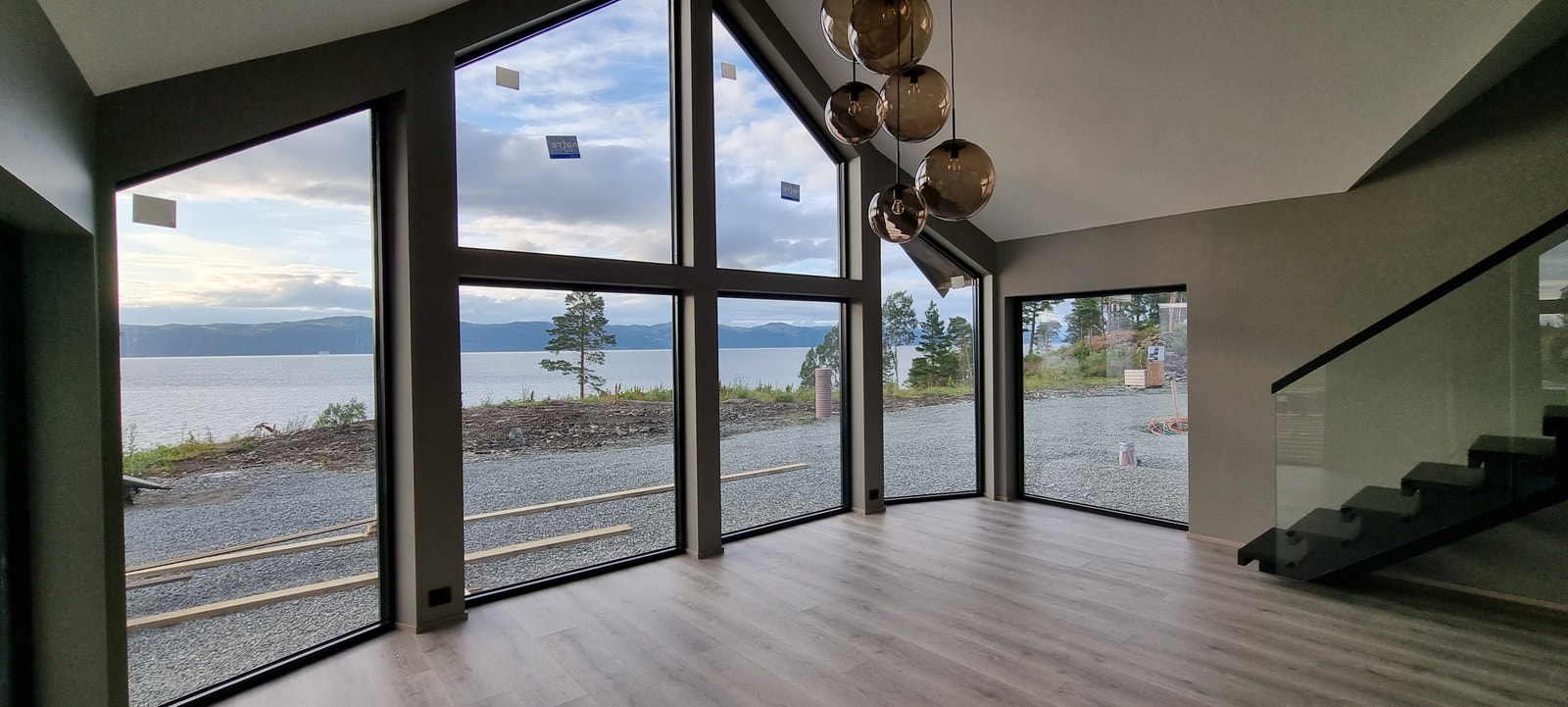 Hytte som ble overlevert kunde i Juli 2023. Tilsvarende hytte bygges på nabotomta i første rekke med panorama utsikt. Galleribilde