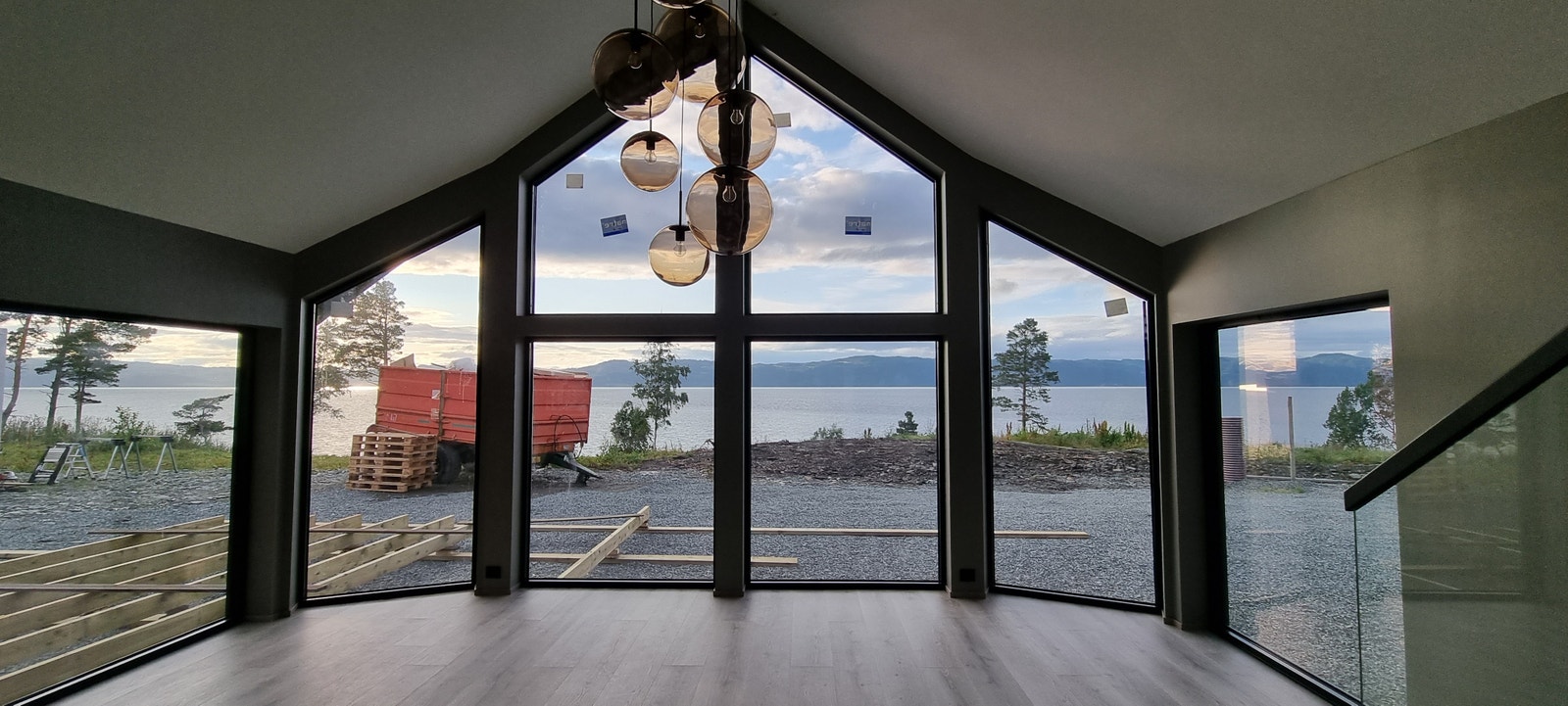 Hytte som ble overlevert kunde i Juli 2023. Tilsvarende hytte bygges på nabotomta i første rekke med panorama utsikt. Galleribilde