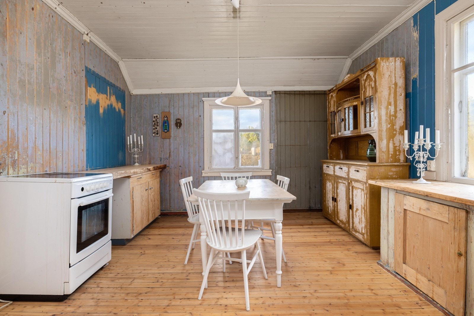 Kjøkken med plass til spisebord. Galleribilde