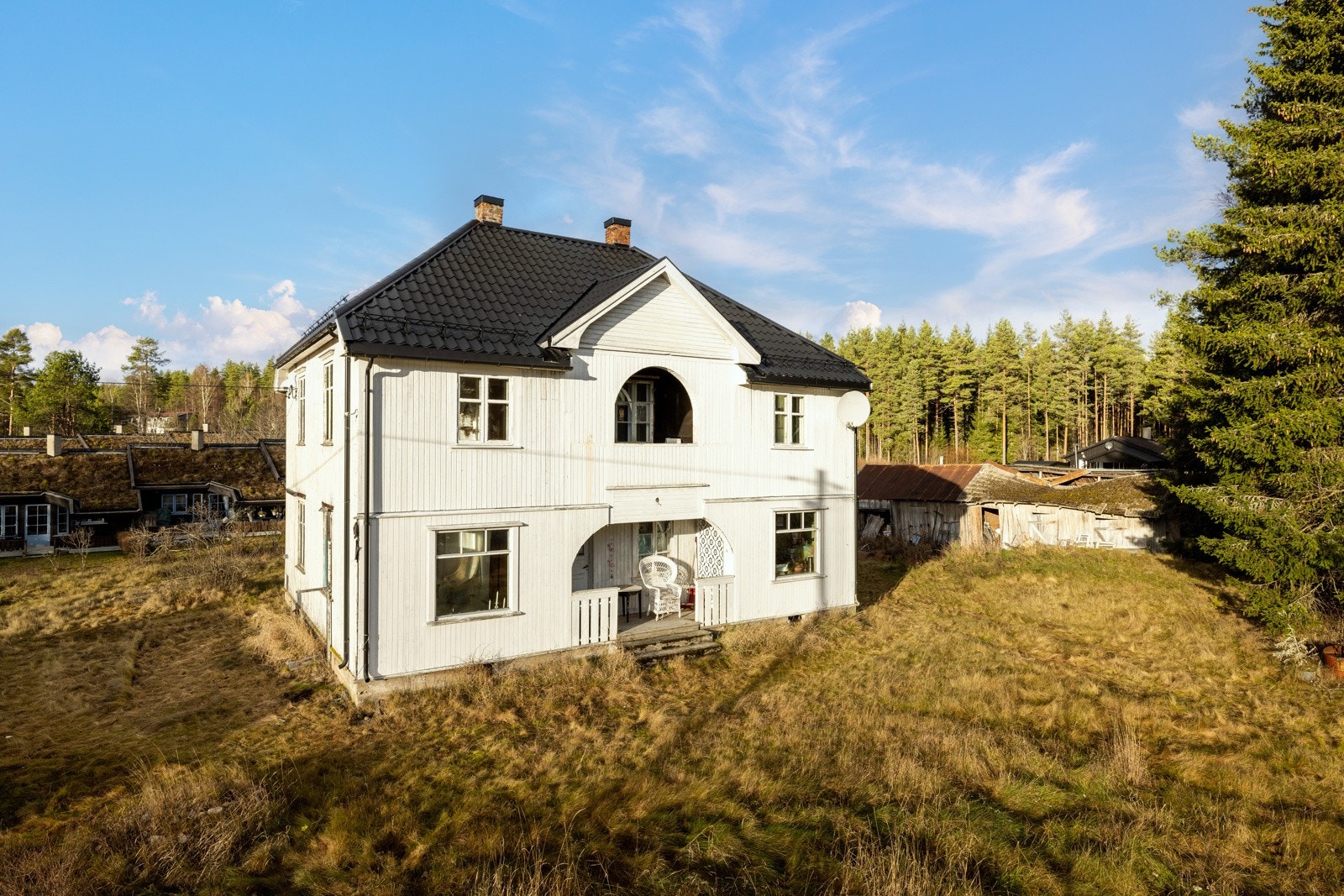 Romslig, solrik tomt. Galleribilde
