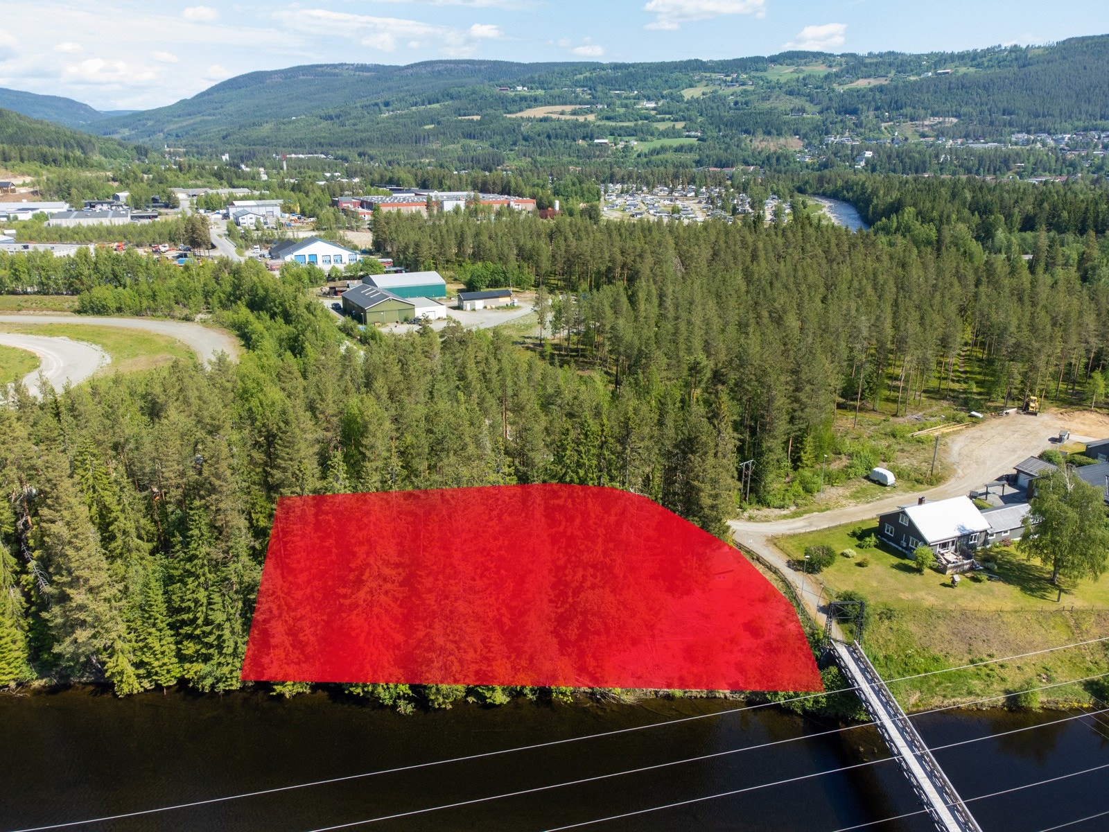 Fritidstomt/friområde på rett over 2 mål med fin beliggenhet nede ved Elva Etna hvor det er bade- og fiskemuligheter. Galleribilde