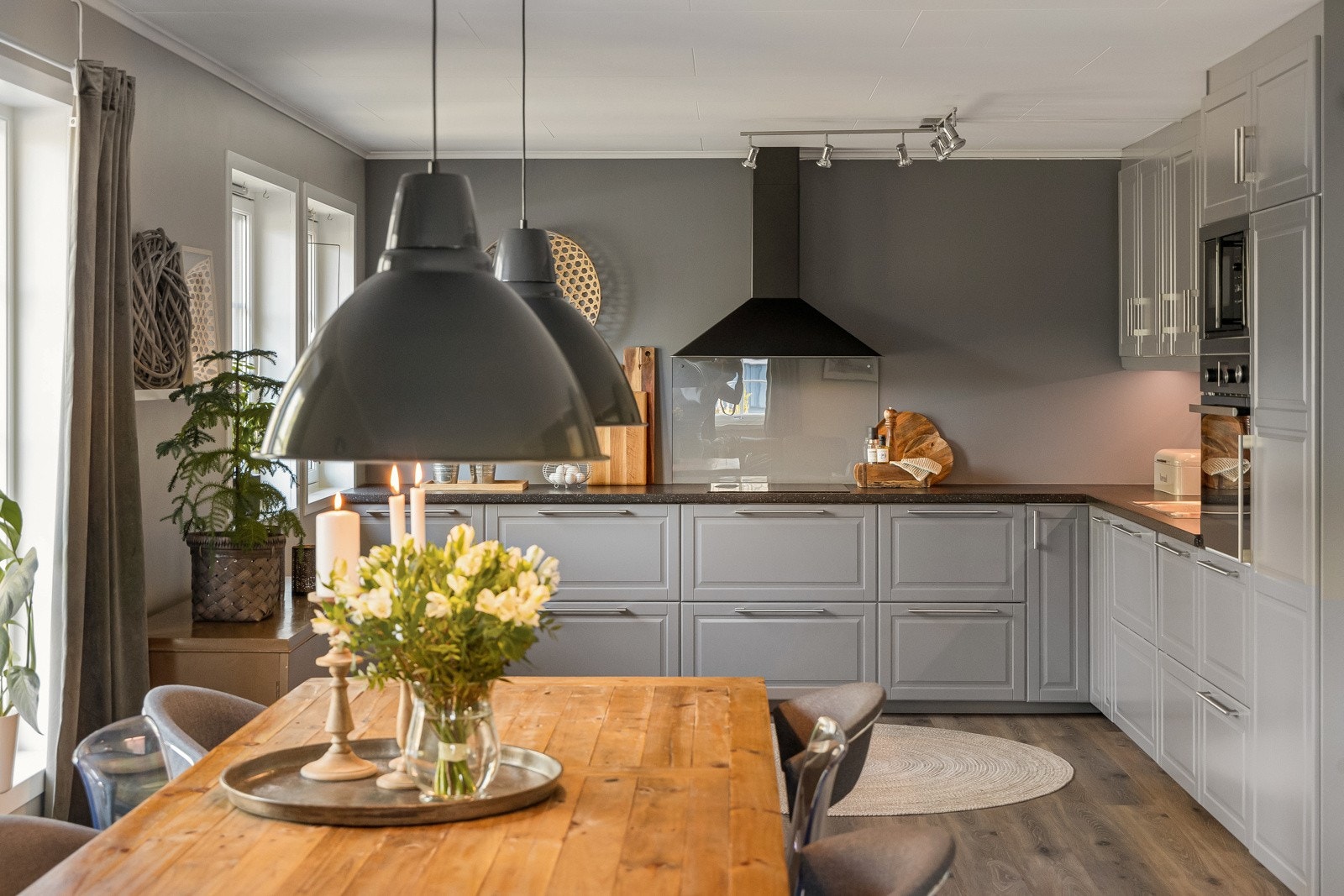 Et stort og praktisk kjøkken med innredning fra Ikea (Bodbyn). Galleribilde