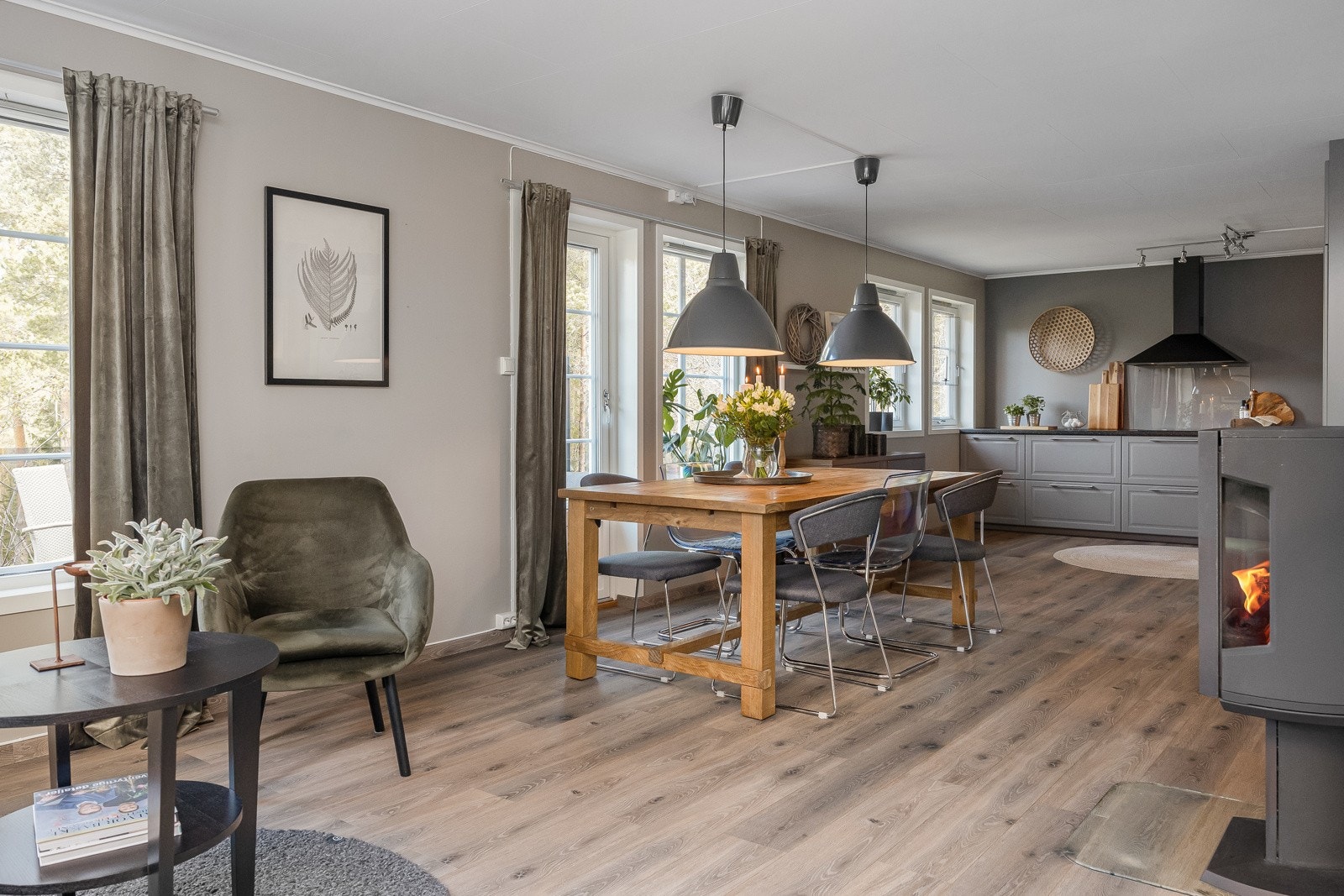 Stuen og kjøkkenet har en åpen løsning og rommet utgjør tilsammen 51,5m². Galleribilde