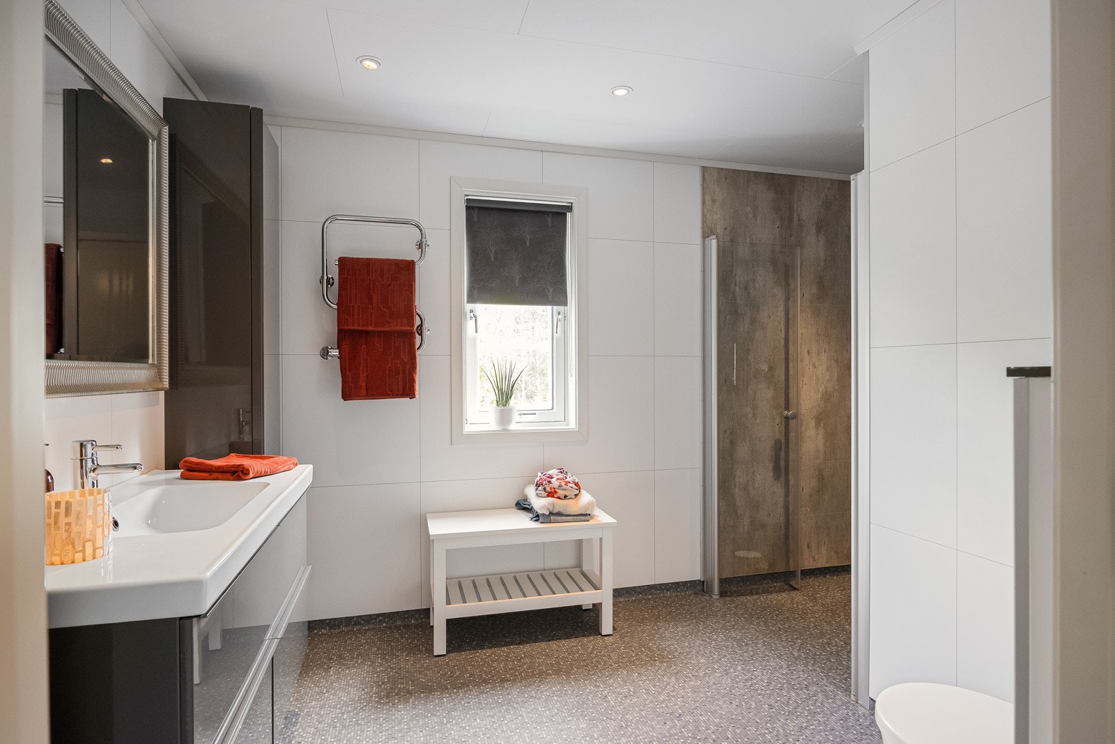 Flott bad på 7,4m², som ble pusset opp i 2014. Galleribilde