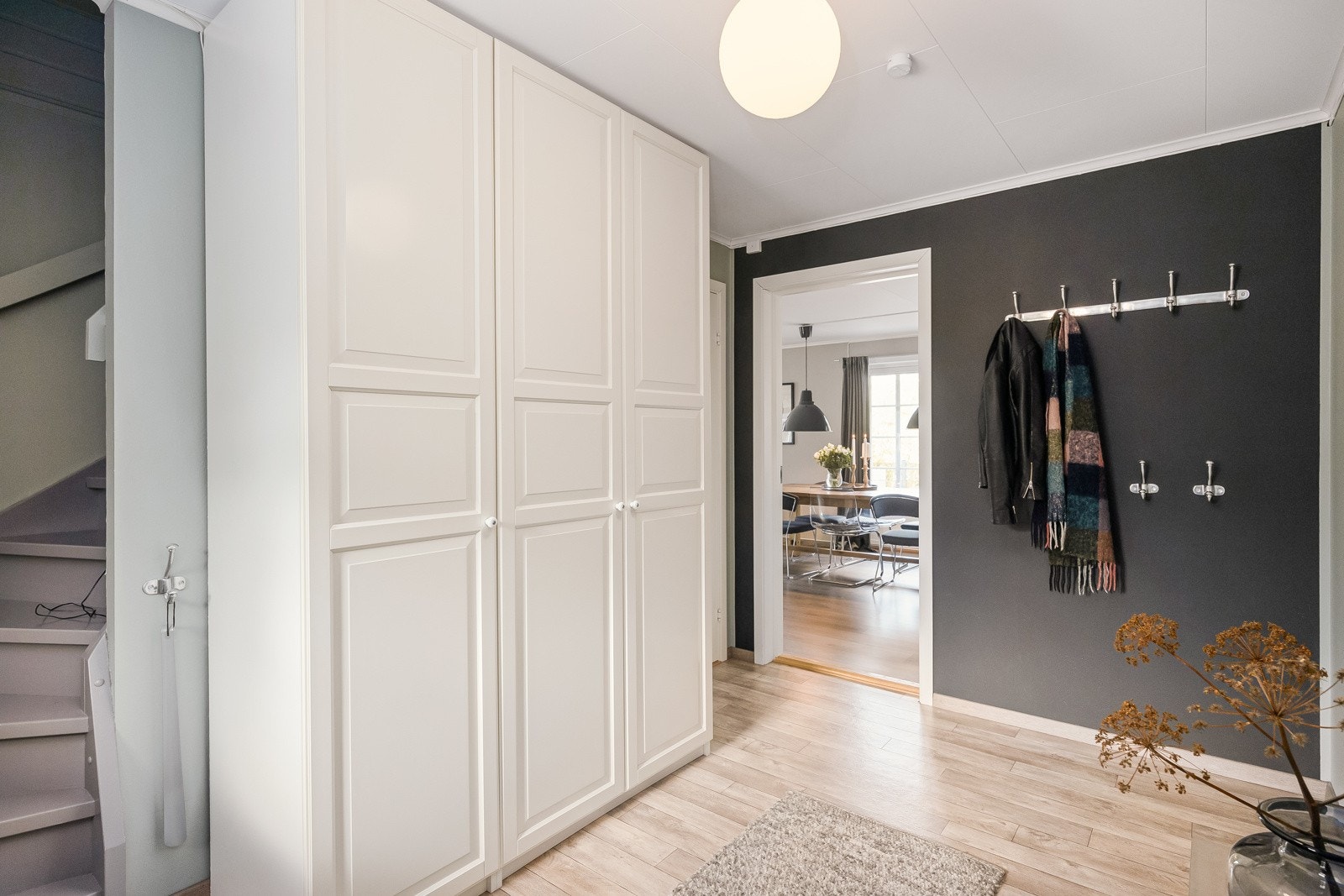 Romslig og flott entré på 12,6m² som gir et godt førsteinntrykk av boligen. Rommet har slette vegger malt i fargene Minty Breez og Dempet Sort i 2015. Galleribilde