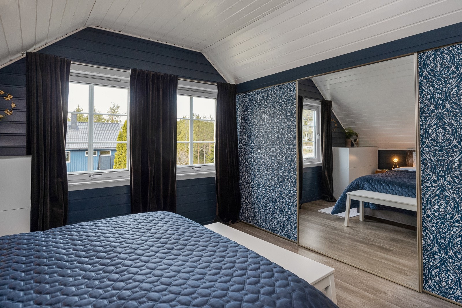 På det største soverommet ble det lagt nytt laminatgulv i 2020, samt at veggene ble malt i fargen Deco Blue. Her er det også en plassbygd skyvedørsgarderobe. Galleribilde