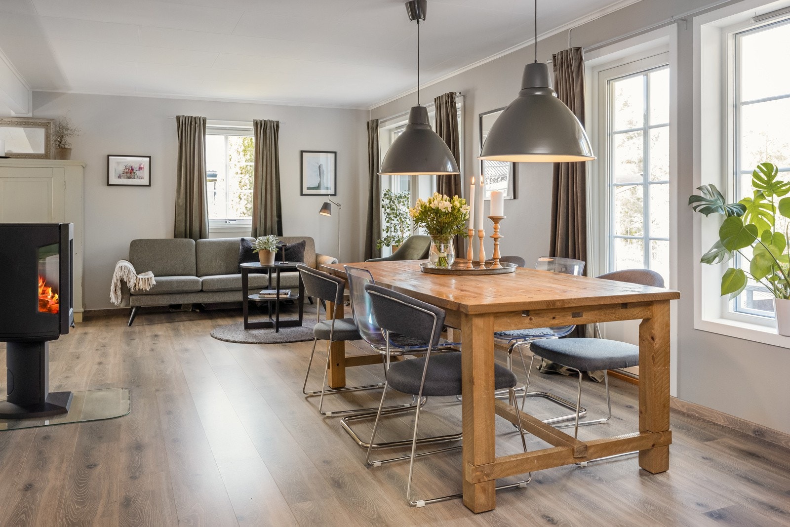 Fra området som i dag er innredet med spisegruppe har man direkte utgang til en flott opparbeidet veranda på 13m², samt vinterstue på 6,8m². Galleribilde