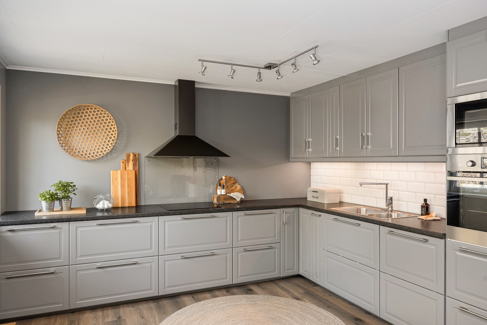 Kjøkkenet er utstyrt med integrerte hvitevarer som induksjonstopp, oppvaskmaskin, kjøleskap, stekovn og micro. Galleribilde