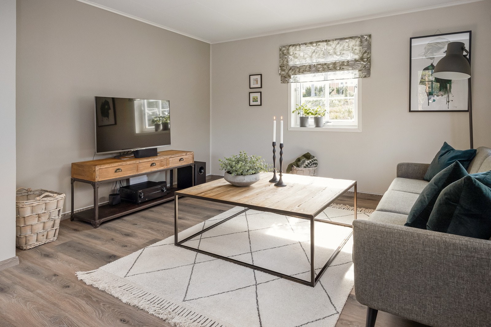 I 2014 ble rommet pusset opp med Walls 2 paint plater og malt i fargene kalkgrå. Gulvet er et Berry Alloc laminat i fargen soft grå. Galleribilde