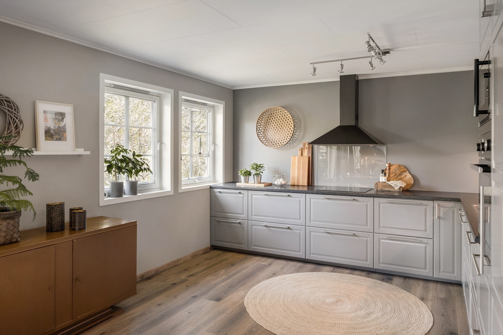 Her er det rikelig med både skap- og benkeplass. Galleribilde