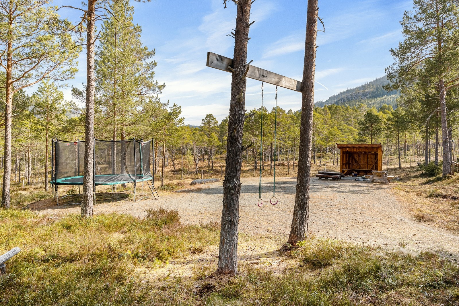 Dette er en rolig blindgate og et barnevennlig felt. Fellesareal i byggefeltet med gapahuk. Galleribilde