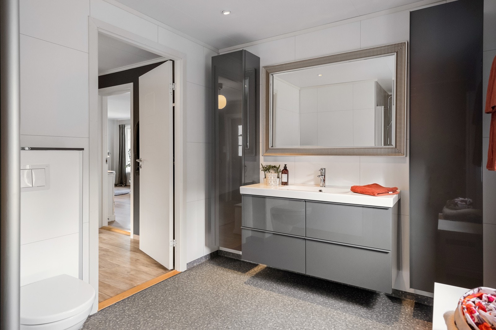 Fin beslysning med spotter i tak. Badet er utstyrt med stor baderomsinnredning slik at man har godt med oppbevaringsplass. Galleribilde