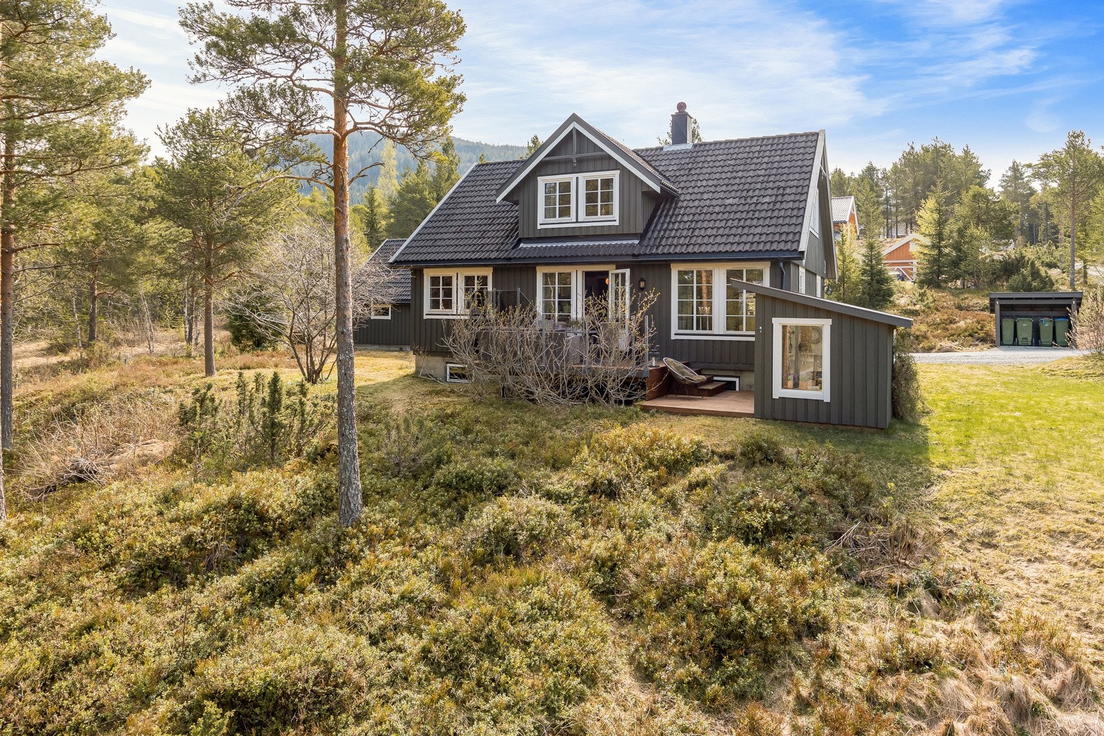 Boligen ligger fint til på en god tomt på hele 1711 kvm. Galleribilde