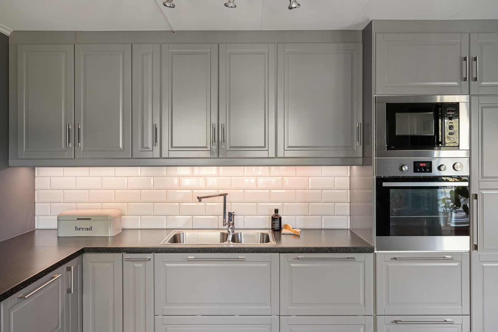 Kjøkkenet er godt gjennomtenkte løsninger, med blant annet plasseringen til vasken og steketoppen slik at man får utnyttet benkeplassen godt. Det er praktisk med overskap som går til taket slik at man unngår at det samler seg støv. Galleribilde