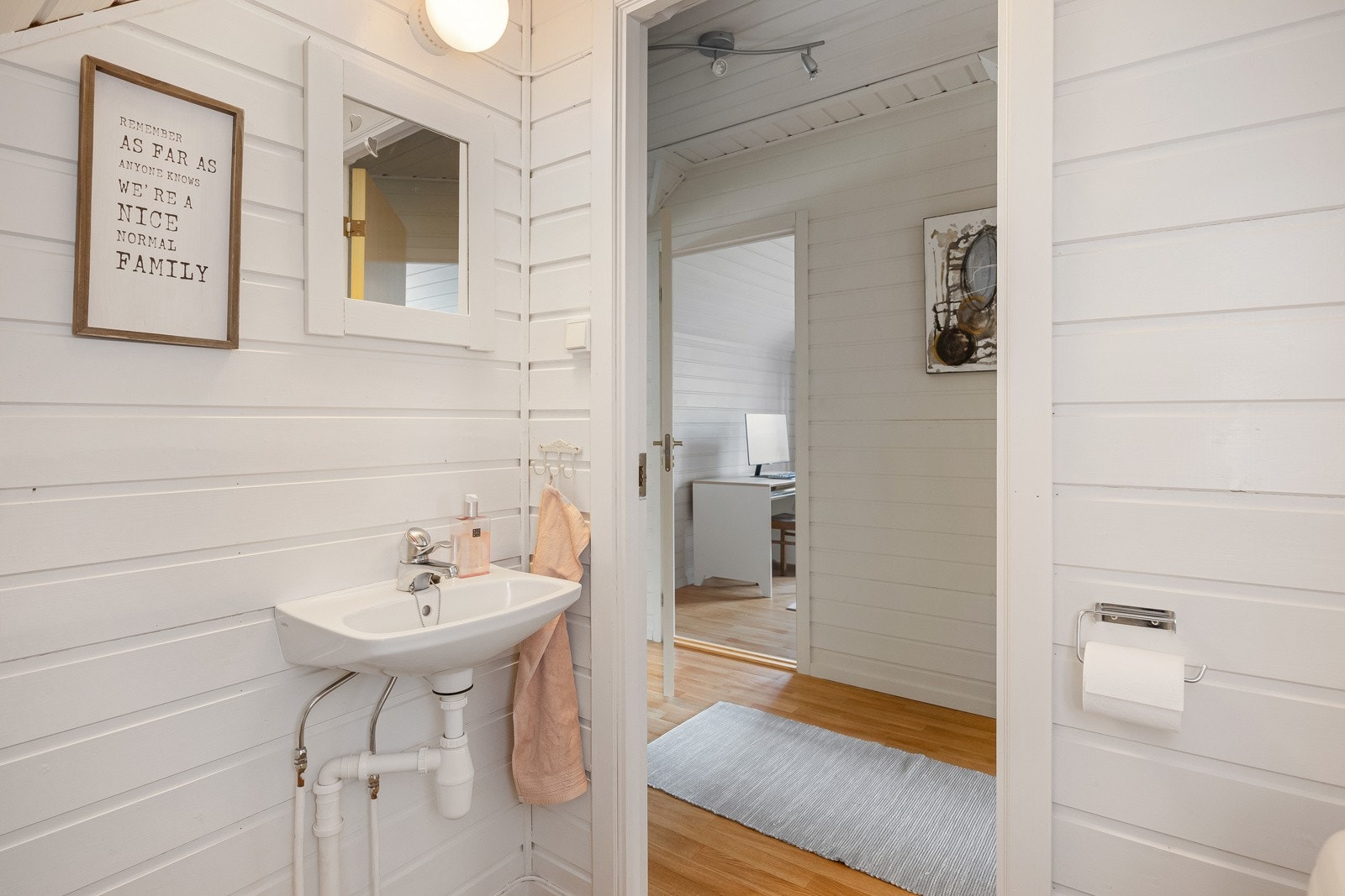 Praktisk med ekstra toalett i tilknytning til soverommene. Rommet er utstyrt med wc og servant. Galleribilde