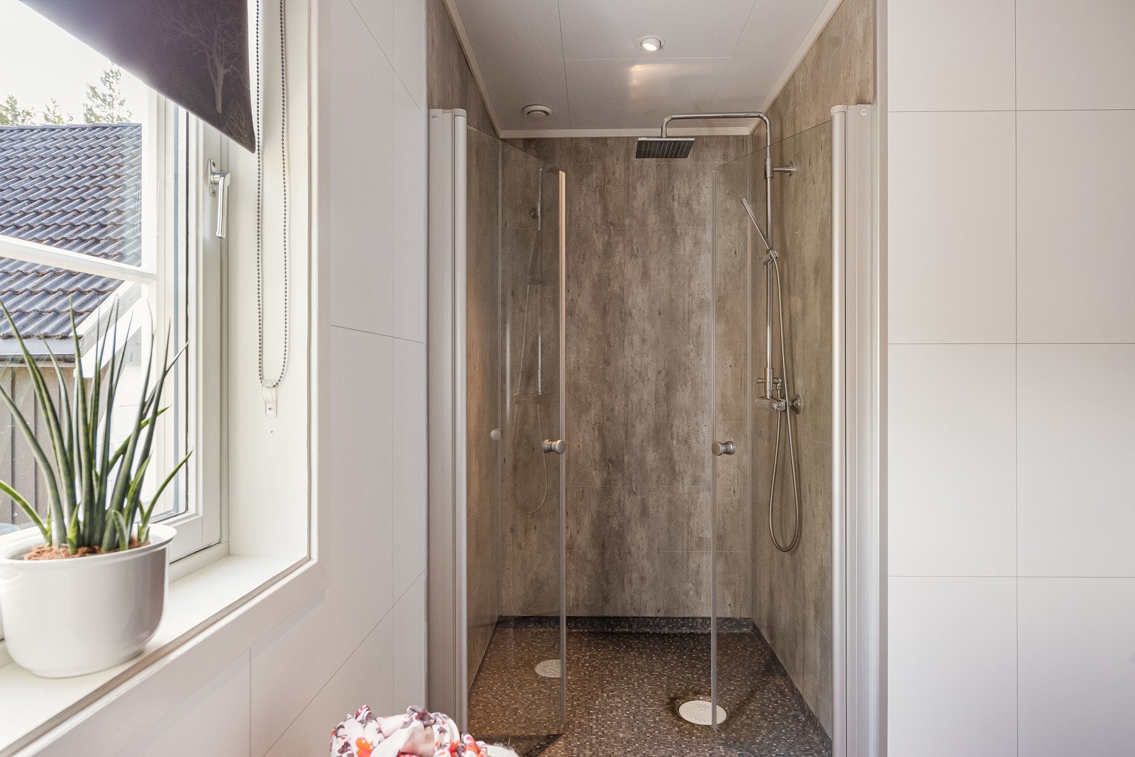 Stor dusjnisje med regnfallsdusj Galleribilde