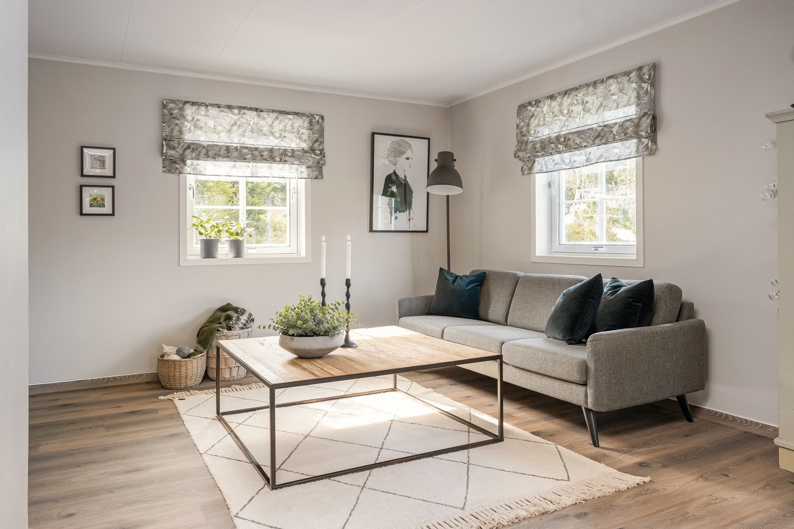 Utformingen til stuen gjør at det enkelt kan møbleres inn i flere soner med egen sofa- og spisegruppe. Galleribilde