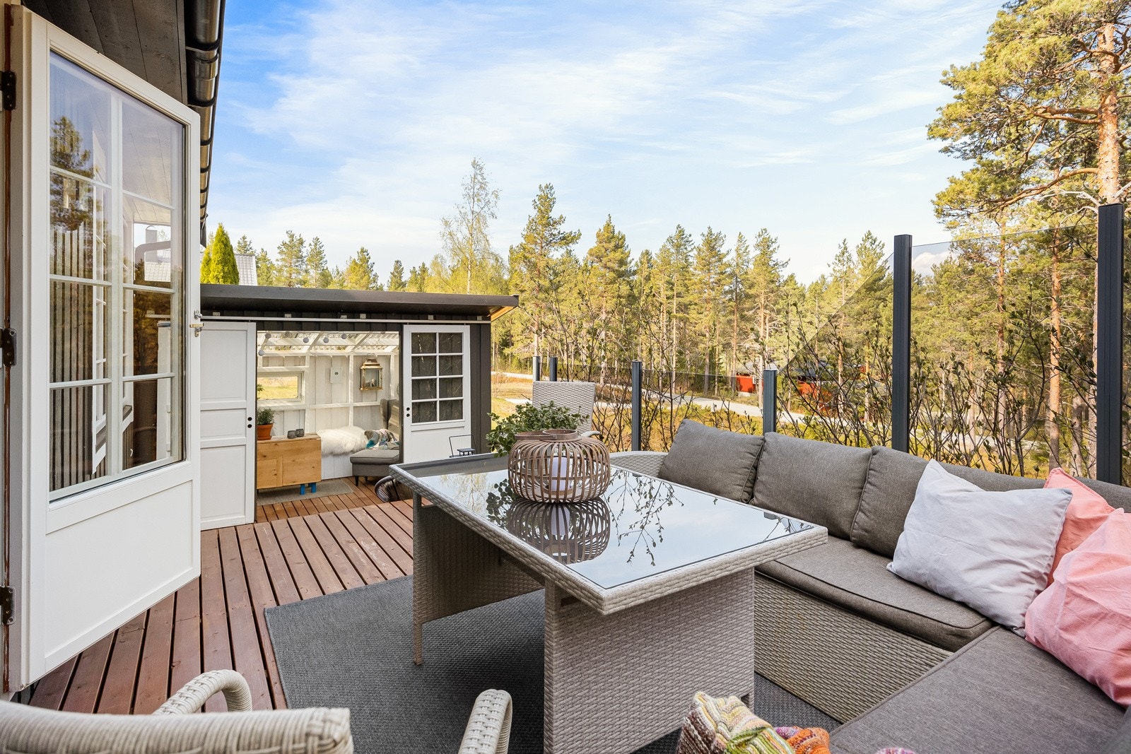 Det ble i 2020 montert glassrekkverk på verandaen, og utestuen ble bygd i 2019. Galleribilde