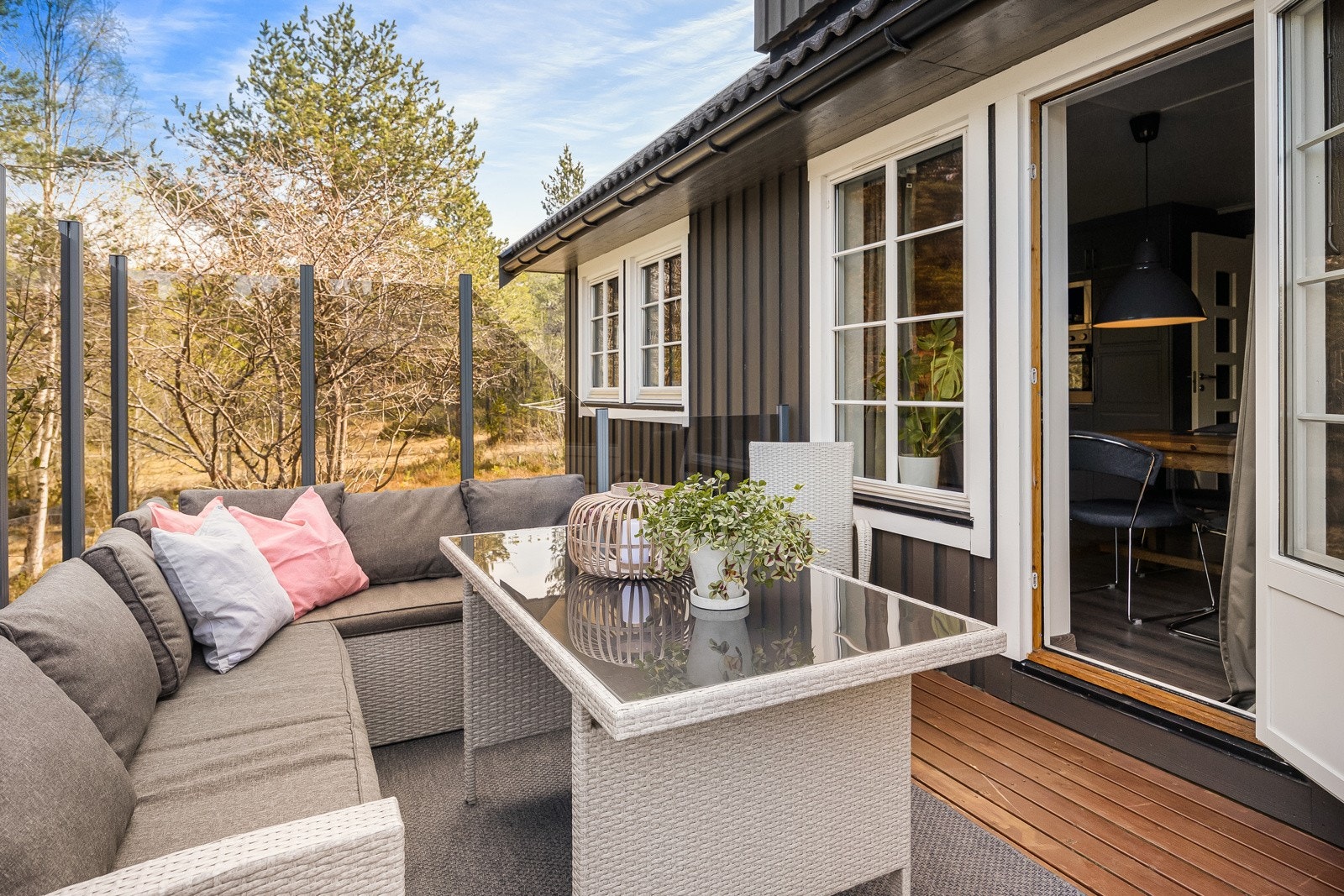 Herlig skjermet veranda direkte ut fra stuen. God plass for flere sittegrupper ute. Galleribilde