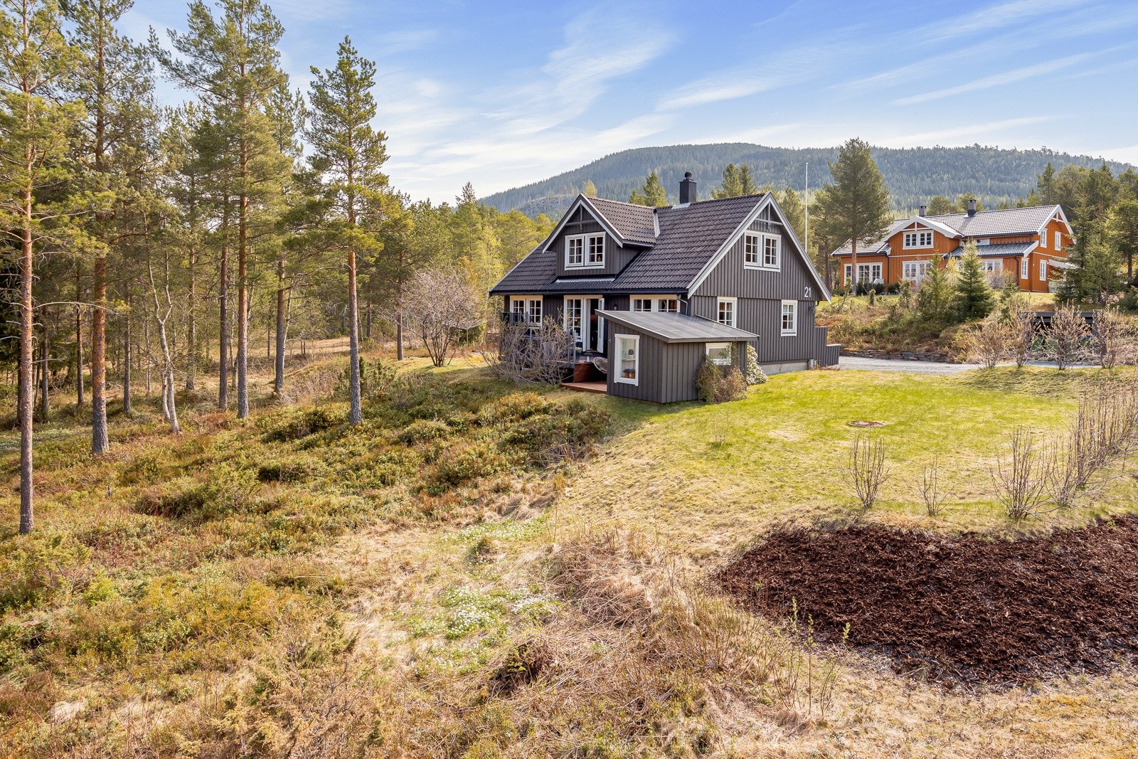 Stor tomt på 1,7 mål med god beliggenhet i feltet. Deler av tomten er naturtomt/skog som skjermer eiendommen på en fin måte. Galleribilde
