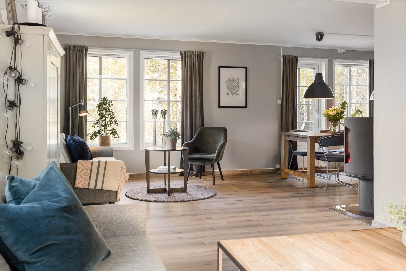 Her er det store vindusflater som gjør at rommet får godt med naturlig lys. Galleribilde