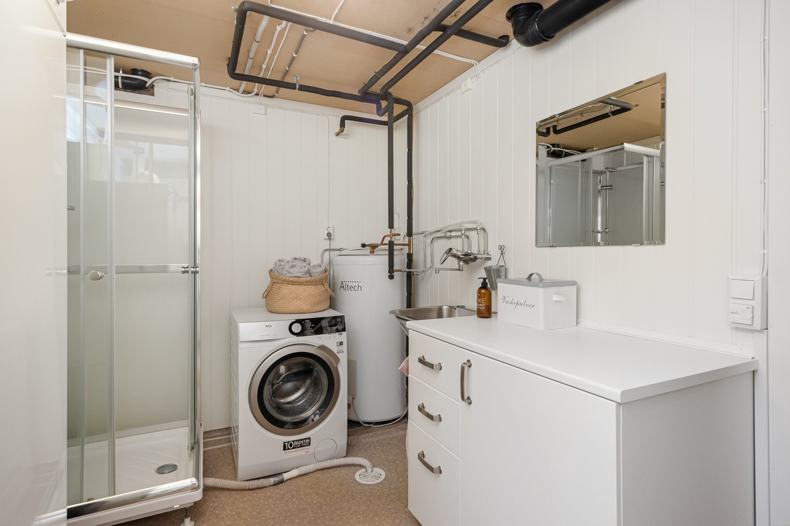 Rommet er på 8,1m². Praktisk med eget vaskerom i kjelleretasjen, samt at man har egen inngang utenfra. Det ble i 2012 lagt våtromsbelegg på gulv , lagt inn gulvvarme og etablert dusjkabinett. Galleribilde