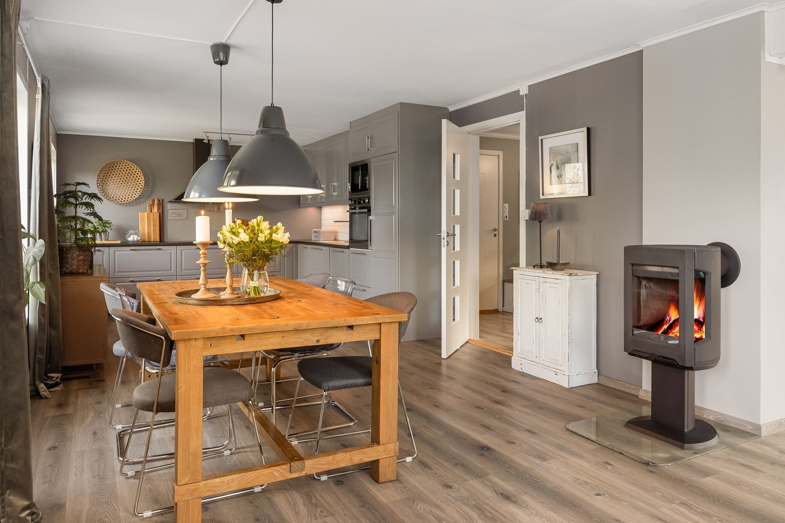 Av oppvarmingsmuligheter er stuen utstyrt med en Jøtul F-167 BP (2014) som varmer godt opp rommet på kalde dager. Galleribilde