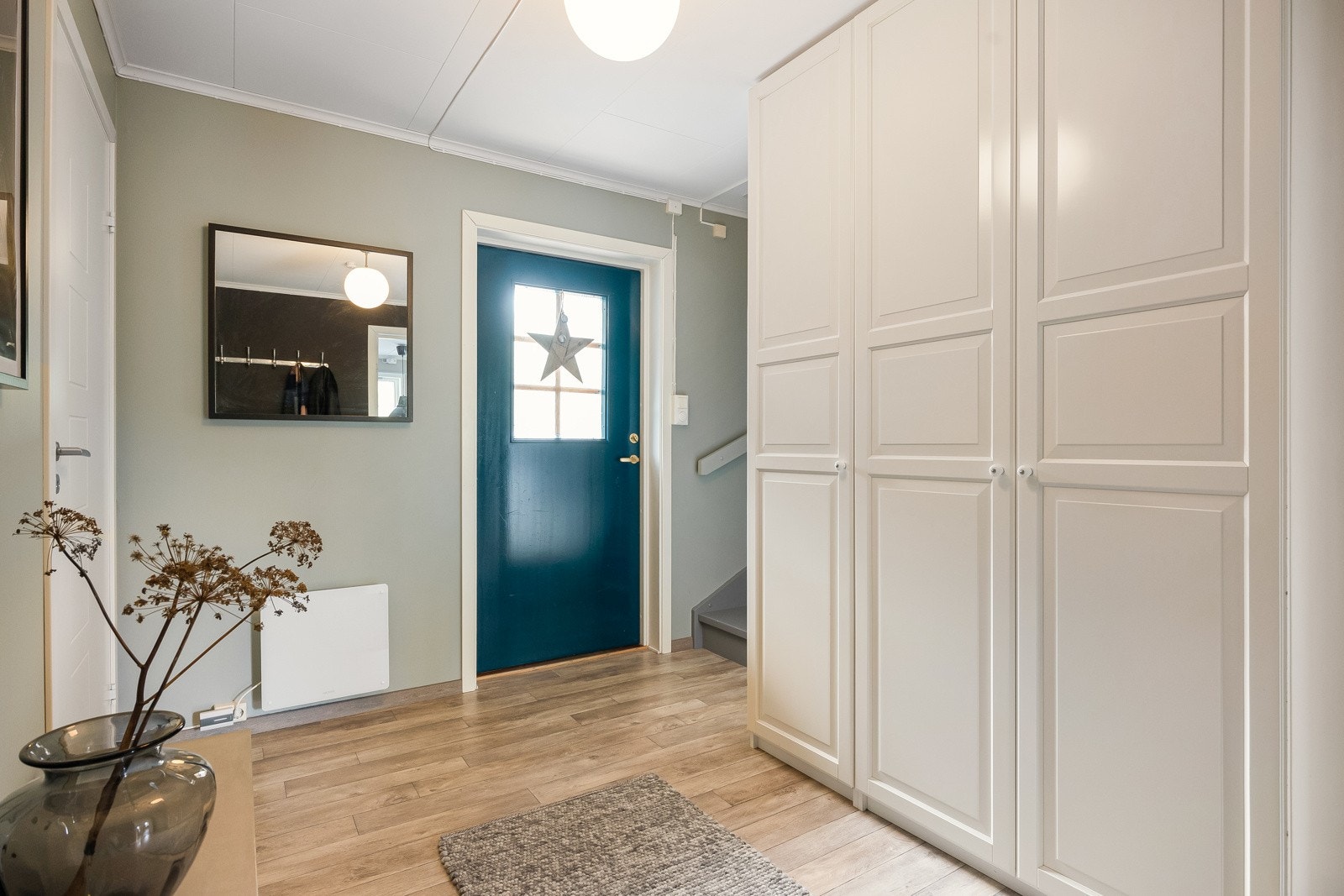 Det er etablert et pent og praktisk garderobeskap fra Ikea av typen Pax slik at man har godt med plass til oppbevaring av yttertøy og sko. I praktisk tilknytning til entréen er det bod, bad og stue/kjøkken. Galleribilde