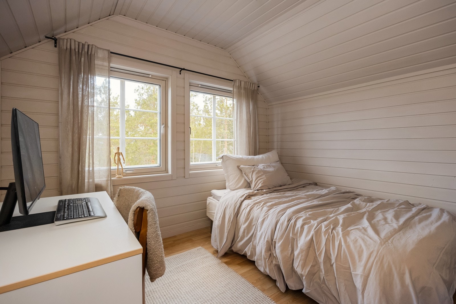 De øvringe rommene er også malt opp i fager som Soft Skin (2023), Gustaviansk blå (2013) og kalkgrå (2023). Galleribilde