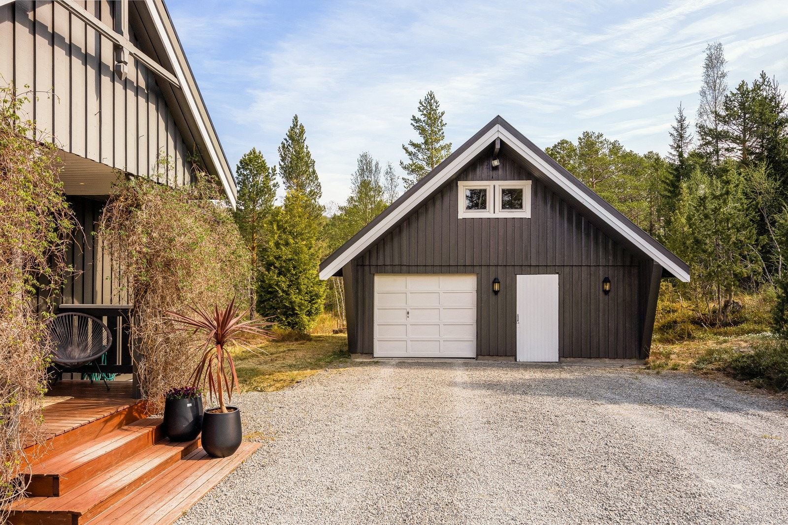 Romslig gårdsplass og stor dobbelgarasje med hems for lagring samt elbillader Galleribilde