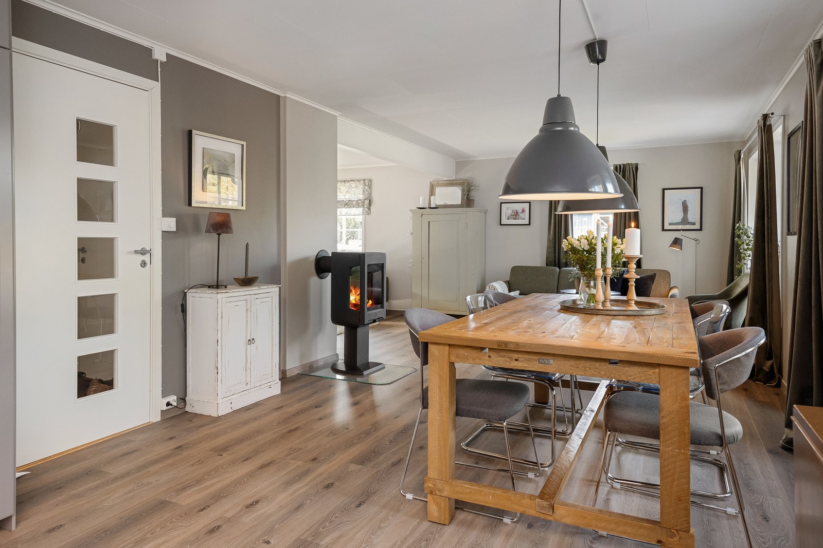 Moderne løsning med åpen og romslig spisestue ved kjøkkenet Galleribilde